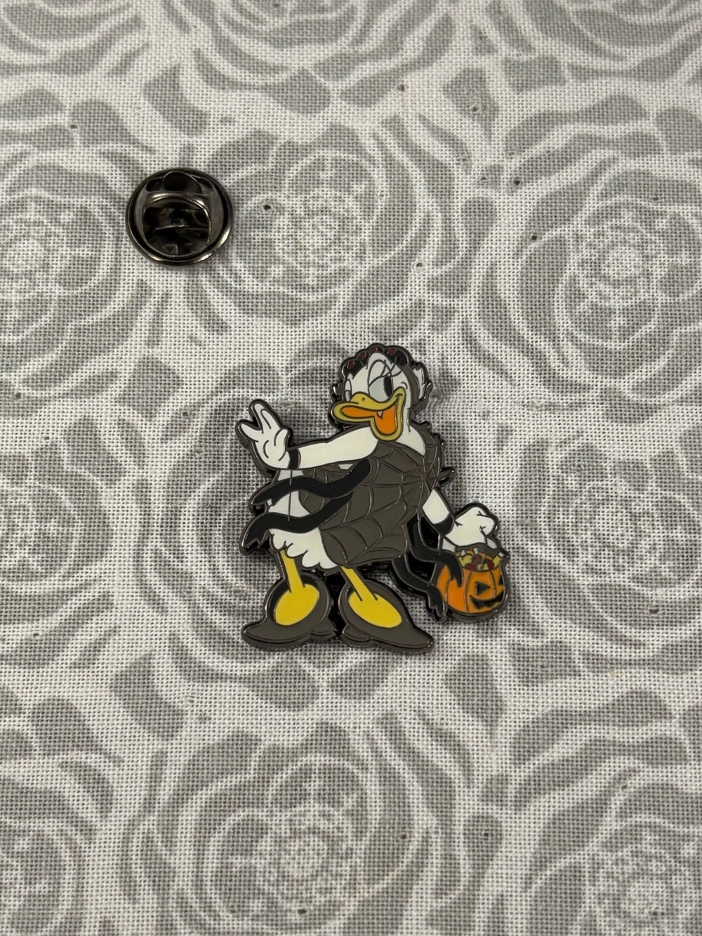 Loungefly Disney Halloween Pin Mickey & Friends Blind Box - Daisy Duck